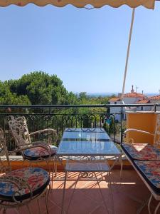 ニキティにあるSunset Escapeのパティオ(椅子、ガラステーブル付) +18枚の写真