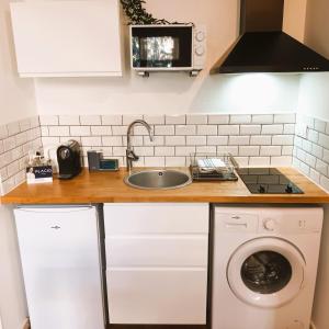 トゥールにあるL'Explorateur - Gare - Cozy - Wifi - TVのシンクと洗濯機付きのキッチン