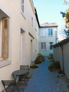 トゥールにあるL'Explorateur - Gare - Cozy - Wifi - TVの椅子とテーブルが備わる2棟の小路 +13枚の写真