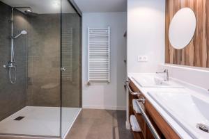 y baño con ducha acristalada y lavamanos. en Mònica Mar Apartments, en Cambrils