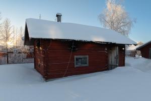 易拉斯加威Loimu Resort的屋顶上有雪的小木屋