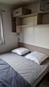 Posteľ alebo postele v izbe v ubytovaní Mobilhome Clim Télé La Falaise 4 étoiles