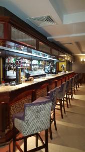 Sohvabaar või baar majutusasutuses Allingham Arms Hotel