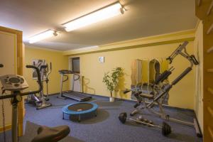 Un gimnasio con varios equipos de ejercicio en una habitación. en Bergschlössl Whg 3, en Oberaudorf 3 fotos más