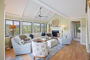 una sala de estar con un sofá y sillas en SL919: 919 Sealoft, en Seabrook Island