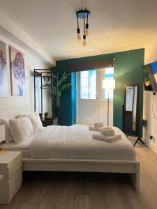 Una cama o camas en una habitación de Serviced Apartments - Deluxe Double Studio