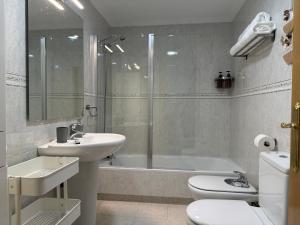 ポンフェラーダにあるBierzINN Apartamentos - Martina IIの洗面台、トイレ、シャワー付きのバスルーム