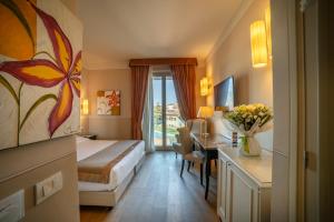 Televízia a/alebo spoločenská miestnosť v ubytovaní Hotel Palazzo San Lorenzo & Spa