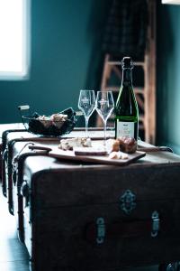 eine Flasche Wein und zwei Gläser in einem Koffer in der Unterkunft LA CABANE AFFRANCHIE in Moussy + 14 Fotos