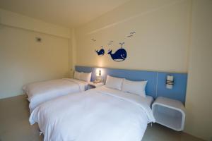 duas camas sentadas uma ao lado da outra num quarto em Ocean Resort em Ilha Verde