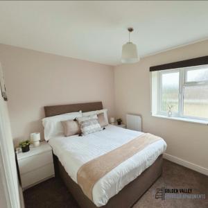 斯特劳德Modern & Spacious Flat With Balcony Views的卧室里有一张白色的大床，床边有一扇窗户