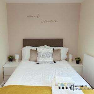 斯特劳德Modern & Spacious Flat With Balcony Views的卧室里有一张大床，床单和枕头都是白色的