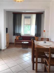 ニキティにあるSunset Escapeのテーブルとソファのあるリビングルーム