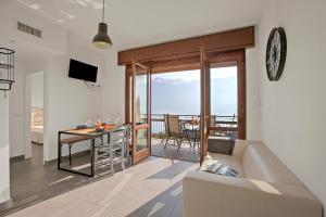 salon z kanapą i stołem w obiekcie Casa dei Nonni Apartments w Tremosine Sul Garda