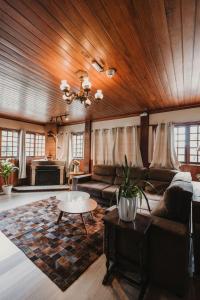 una sala de estar con un sofá y una mesa en Refúgio Alpino Economy, en Campos do Jordão