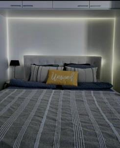 Ένα ή περισσότερα κρεβάτια σε δωμάτιο στο Lovely Studio in Härmälänranta