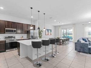 Кухня или мини-кухня в Super Huge- 12BD 12BAs - Sleeps 38
