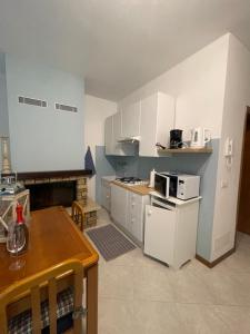 Kuchyň nebo kuchyňský kout v ubytování Il Cortiletto Gardesano