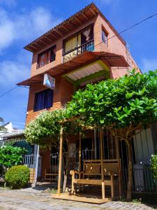 a building with a bench in front of it at Mi pueblo natal Aptos y habitaciones in Necoclí