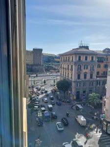 una vista da una finestra di un parcheggio con auto di Royal Naples a Napoli