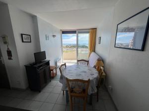 Televízia a/alebo spoločenská miestnosť v ubytovaní SUNSET Joli T2 vue mer piscine Rochelongue Cap d'Agde + 5 fotografií