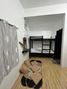 爱妮岛AA Hostel的一间设有床铺的房间,地板上铺有地毯