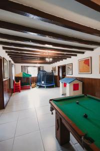 - Sala de estar con mesa de billar en Refúgio Alpino Economy, en Campos do Jordão