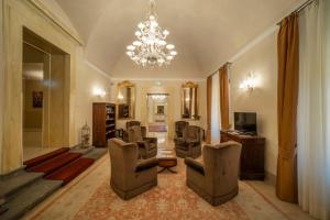 Televízia a/alebo spoločenská miestnosť v ubytovaní Hotel Palazzo San Lorenzo & Spa