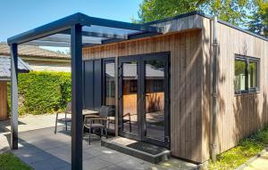 una cabina con tetto in vetro e un tavolo sul patio di Nice Home In Heinkenszand With Wifi a heinkenszand Altre 16 foto