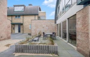 a courtyard with a table and chairs next to a building at Lobster in Egmond aan Zee