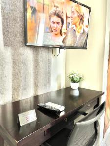TV a/nebo společenská místnost v ubytování Angel Boutique Hotel