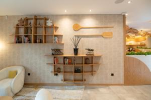 ein Wohnzimmer mit Holzregalen an der Wand in der Unterkunft Favaios Aldeia Resort - Casa das Padeiras in Favaios + 37 Fotos