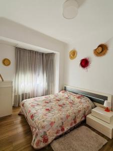 a bedroom with a bed and a window at Mar y Arena - 5 minutos a la playa y al centro in Santa Pola