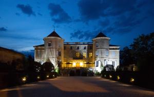 un castello è illuminato di notte di Château de Potelières a Potelières