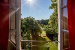 una finestra aperta con vista sul giardino di Château de Potelières a Potelières
