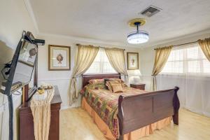 Μια τηλεόραση ή/και κέντρο ψυχαγωγίας στο Pompano Beach Home with Pool and Dock about 4 Mi to Pier!