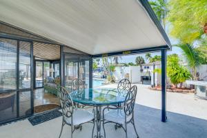 Αίθριο ή υπαίθριος χώρος στο Pompano Beach Home with Pool and Dock about 4 Mi to Pier!