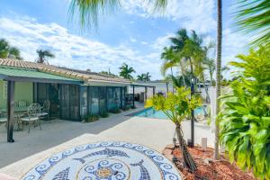 Κήπος έξω από το Pompano Beach Home with Pool and Dock about 4 Mi to Pier!