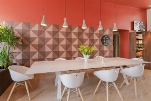 Un comedor con una gran mesa blanca y sillas. en B&B Hotel Treviso, en Treviso