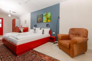 ein Schlafzimmer mit einem Bett und einem Stuhl in der Unterkunft Bohém Borklub in Tállya