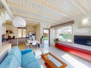 Kuchyň nebo kuchyňský kout v ubytování Villa Dolcevita by Bookinggardalake