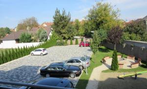 a group of cars parked in a driveway at Zöld zafír in Sárvár +4 photos