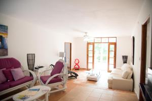 Ein Sitzbereich in der Unterkunft Contadora Island Inn