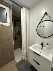 a bathroom with a sink and a shower and a mirror at Acojedor piso en corason Santa Pola in Santa Pola +27 photos