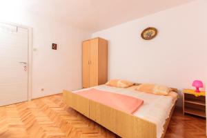 Postel nebo postele na pokoji v ubytování Apartments Marija 1921