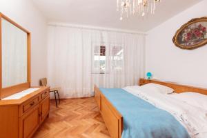 Postel nebo postele na pokoji v ubytování Apartments Marija 1921