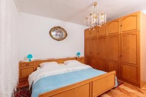 Postel nebo postele na pokoji v ubytování Apartments Marija 1921