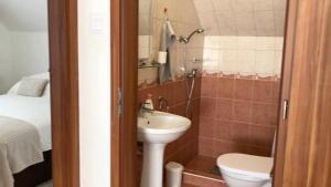 A bathroom at Rita-Vár Szálláshely