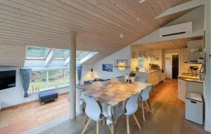 Η κουζίνα ή μικρή κουζίνα στο Awesome Home In Blåvand With Sauna