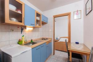 Kuchyň nebo kuchyňský kout v ubytování Apartments Marija 1921